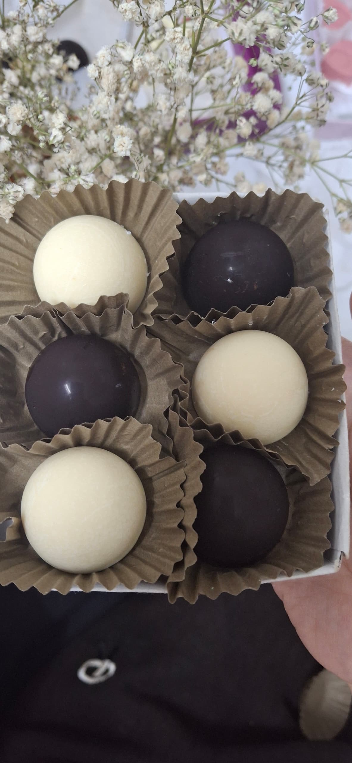 كرات الشوكولا الفاخرة – علبة ٦ حبات | Milano Luxury Chocolate Spheres – Box of 6