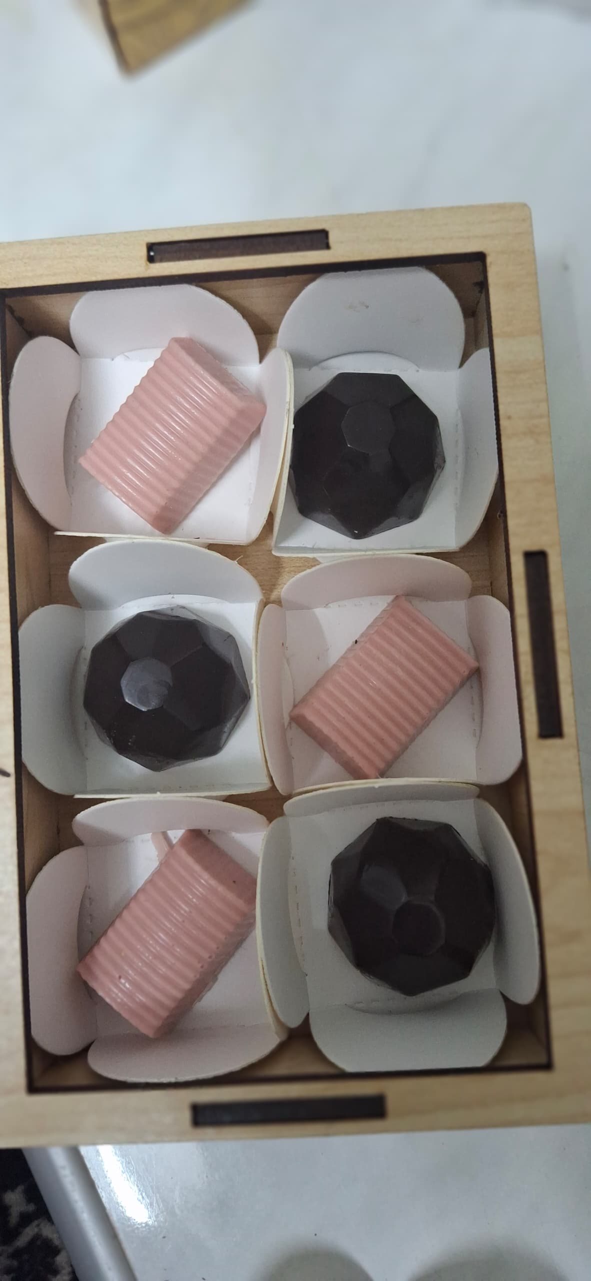 كوليكشن ميلانو الخشبي الفاخر – صندوق ٦ حبات | Milano Luxury Wooden Box Collection – Box of 6