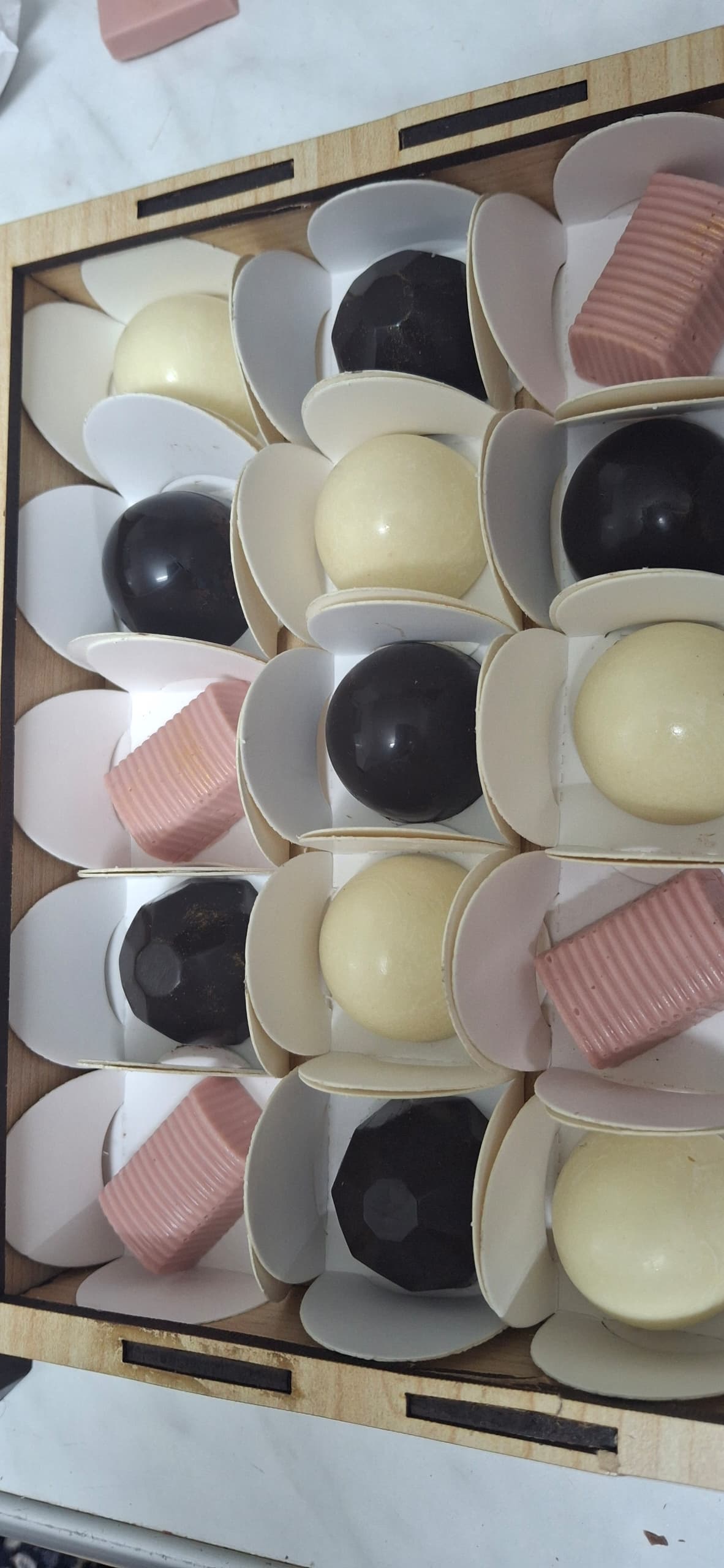 كوليكشن ميلانو الخشبي المميز – صندوق ١٨ حبة | Milano Premium Wooden Box Collection – Box of 18