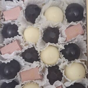 كوليكشن ميلانو الخشبي الكبير – صندوق ٢٤ حبة | Milano Grand Wooden Box Collection – Box of 24