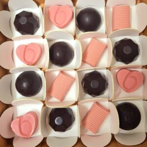 كوليكشن ميلانو المشكّل – علبة ١٦ حبة | Milano Assorted Chocolate Collection – Box of 16